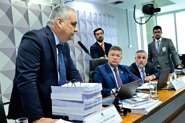 Lulinha, ex-ministros e parlamentares: CPI do INSS pede indiciamento de 220 pessoas