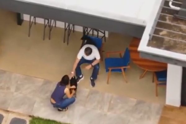 VÍDEO - Bolsonaro caminha normalmente em casa e contradiz discurso da família