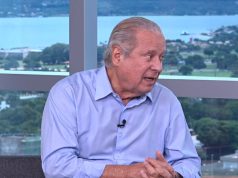 O ex-ministro da Casa Civil José Dirceu (PT) de camisa social azul, falando, sem olhar para a câmera