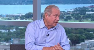 O ex-ministro da Casa Civil José Dirceu (PT) de camisa social azul, falando, sem olhar para a câmera