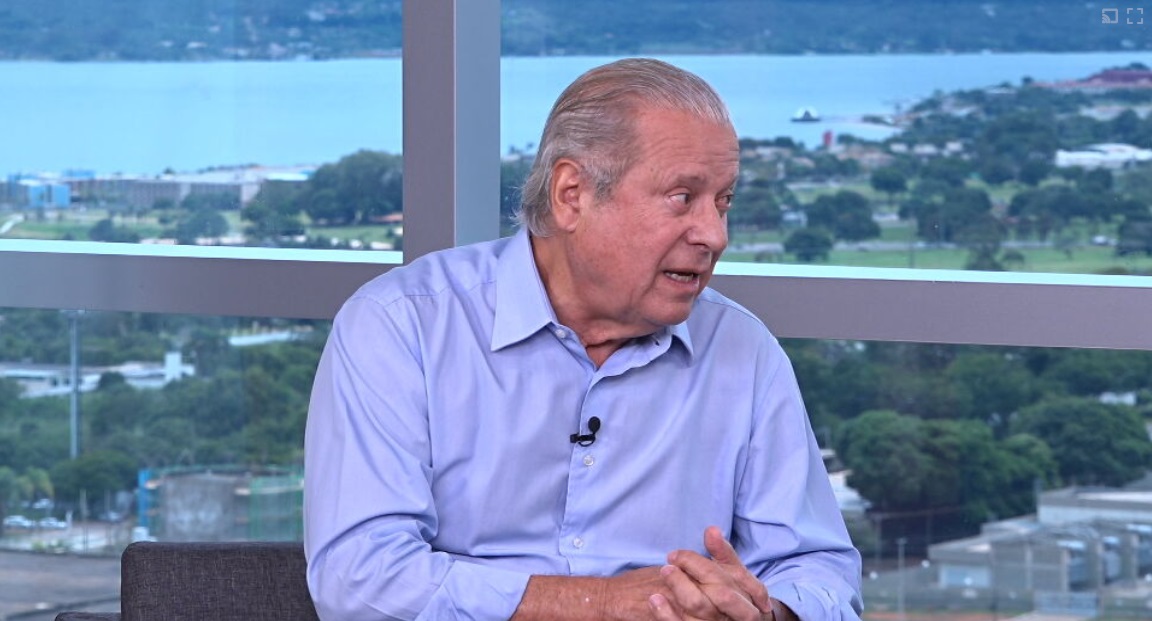 O ex-ministro da Casa Civil José Dirceu (PT) de camisa social azul, falando, sem olhar para a câmera