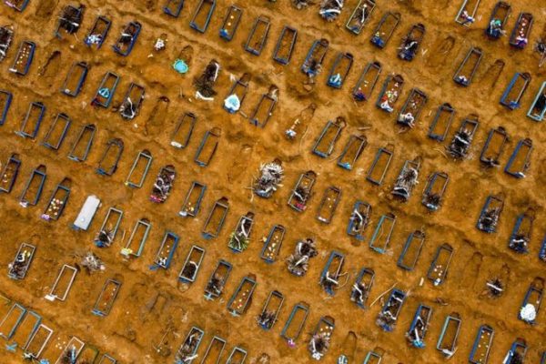 Enterros em massa durante a pandemia pode ter contaminado o solo em Manaus; entenda