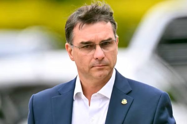 Após oferecer terras-raras a Trump, Flávio diz que Pix pertence ao Brasil