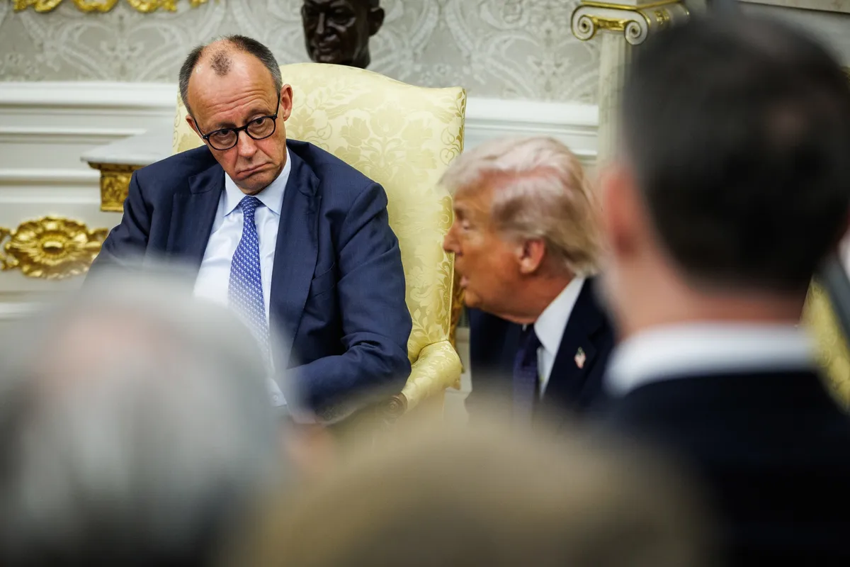 Friedrich Merz e Donald Trump durante um encontro na casa branca.