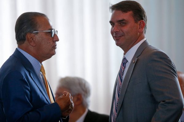 Flávio Bolsonaro ganha apoio de evangélicos, mas pastores ainda hesitam