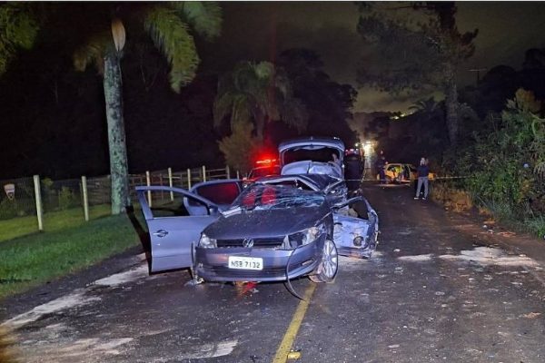 Acidente de carro mata casal, dois filhos e amigo