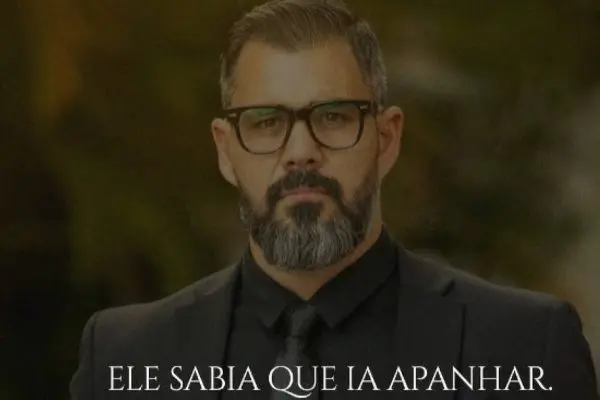 "Fizeram um favor enorme": Juliano Cazarré debocha de ataques de artistas