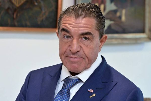 Conselheiro de Trump chama brasileiras de “raça maldita” e “putas” em entrevista