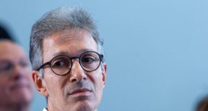 Romeu Zema com cara de preocupação