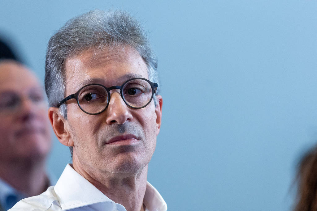 Romeu Zema com cara de preocupação