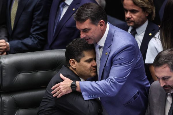 OnlyFans: a foto que expõe o amor bandido de Flávio Bolsonaro e Alcolumbre