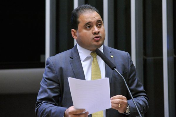 Relator apresenta parecer favorável à indicação de Jorge Messias ao STF