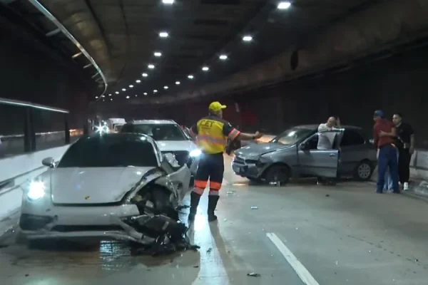 Polícia indicia mãe e filho após batida de Porsche em túnel de SP