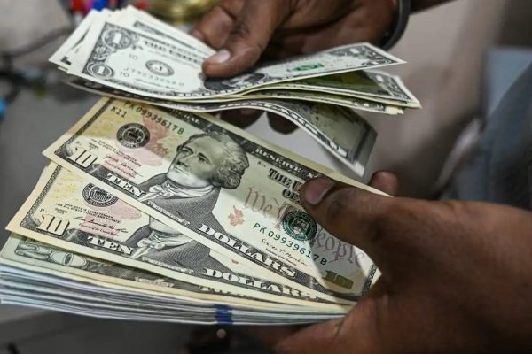 Dólar cai pelo sexto dia consecutivo e atinge R$ 4,99