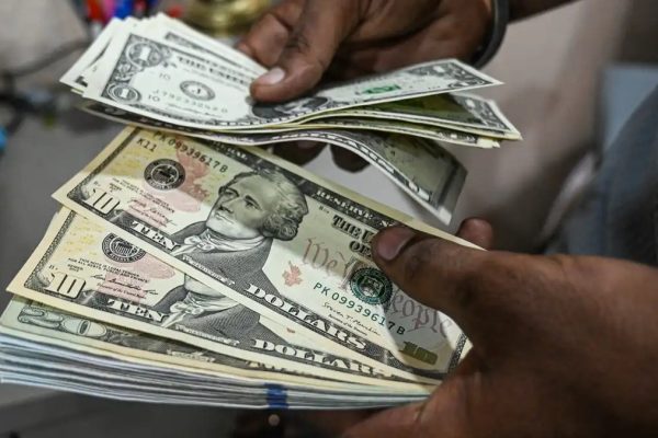 Dólar atinge R$ 5 pela 1ª vez em dois anos e Ibovespa bate novo recorde