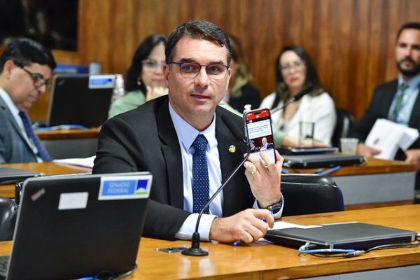 Flávio Bolsonaro tenta censurar usuários do X e leva invertida; entenda