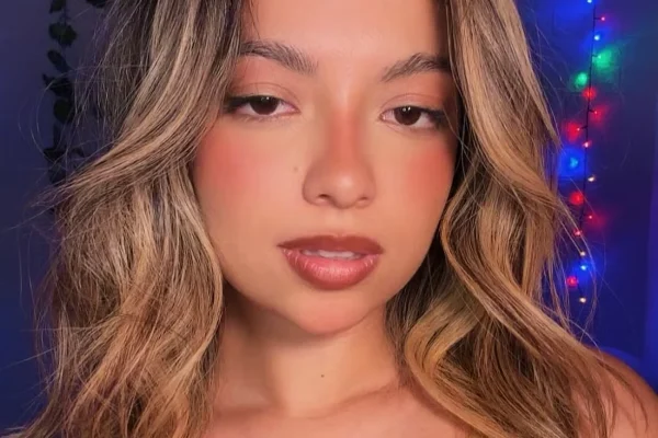 Atriz-mirim de "Caminho das Índias" surge com filho de 7 anos e choca web