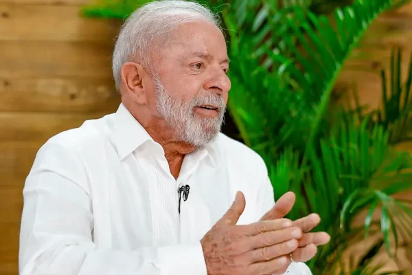 Lula diz que aumento da gasolina é "bandidagem" e promete anular leilão da Petrobras