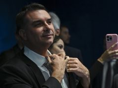 Flávio Bolsonaro é uma figura emblemática na extrema direita, devido a sua associação com Jair Bolsonaro