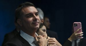 Flávio Bolsonaro é uma figura emblemática na extrema direita, devido a sua associação com Jair Bolsonaro