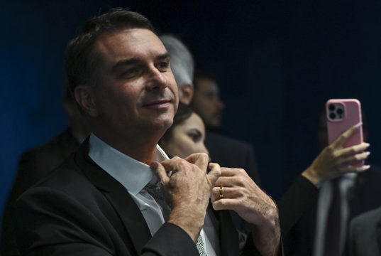 Flávio Bolsonaro é uma figura emblemática na extrema direita, devido a sua associação com Jair Bolsonaro