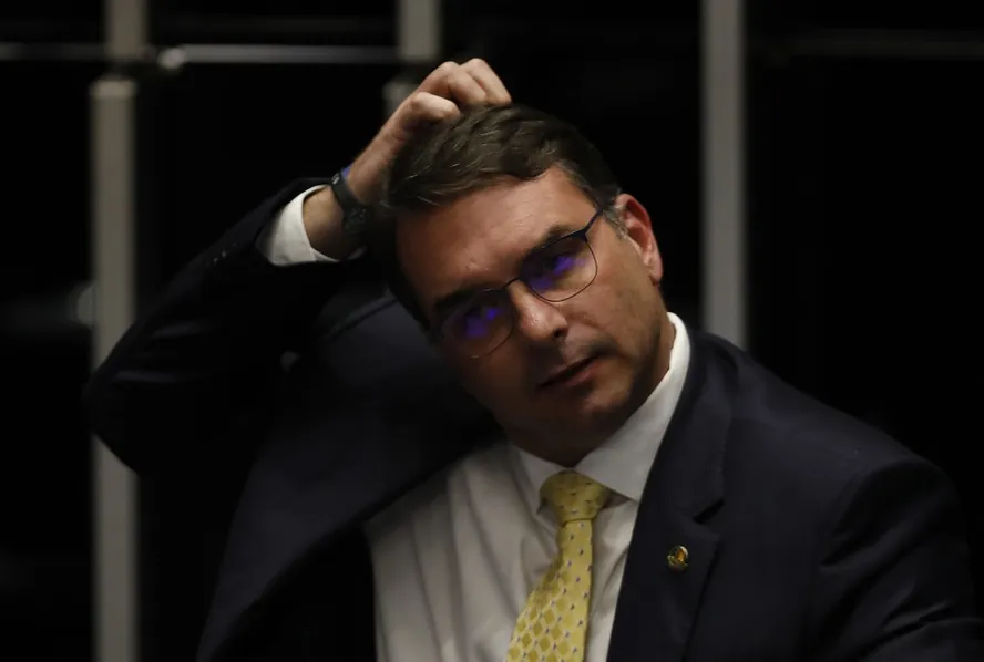 Flávio Bolsonaro tenta remediar a pressão criada com a crise interna do núcleo bolsonarista