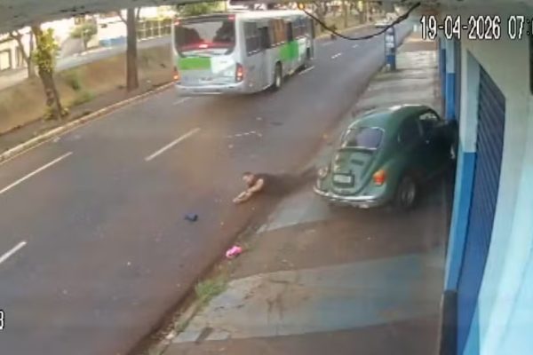 VÍDEO: Forte colisão com ônibus faz motorista ser arremessado de Fusca