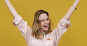 Ana Paula Renault comemorando e sorrindo