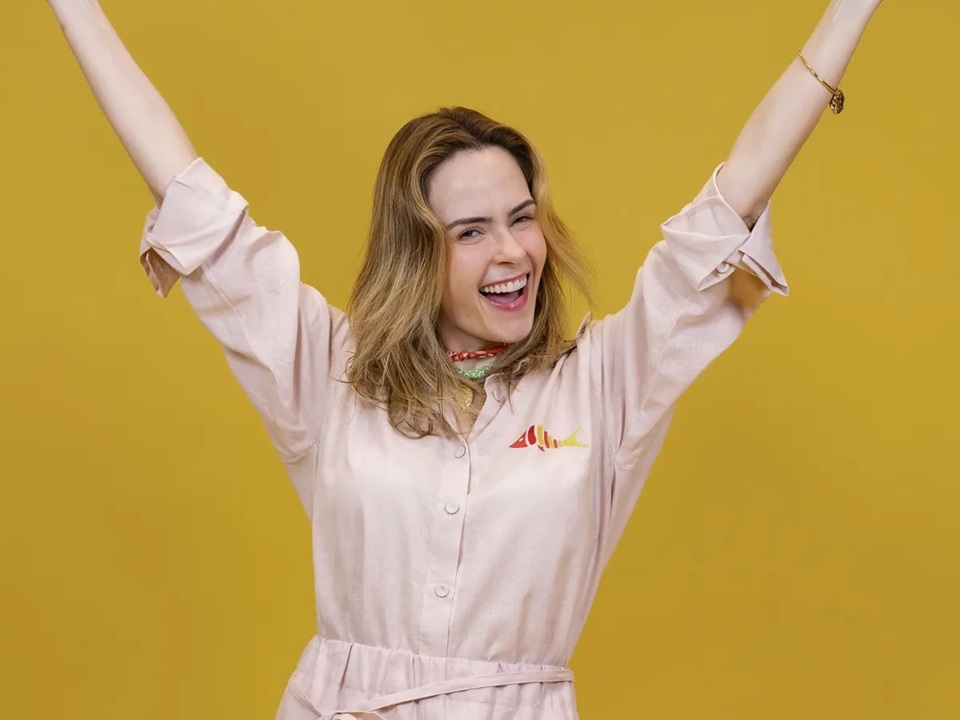 Ana Paula Renault comemorando e sorrindo