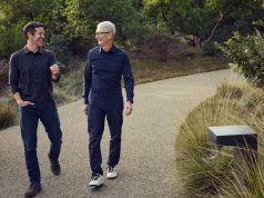 John Ternus (à esquerda), novo CEO da Apple, e Tim Cook, que deixou o cargo, caminhando