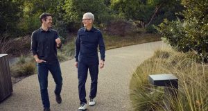 John Ternus (à esquerda), novo CEO da Apple, e Tim Cook, que deixou o cargo, caminhando