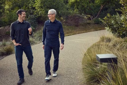 John Ternus (à esquerda), novo CEO da Apple, e Tim Cook, que deixou o cargo, caminhando