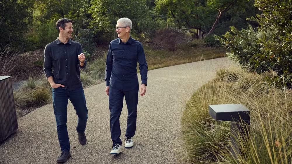 John Ternus (à esquerda), novo CEO da Apple, e Tim Cook, que deixou o cargo, caminhando