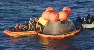 Os astronautas da missão Artemis 2 fora da cápsula