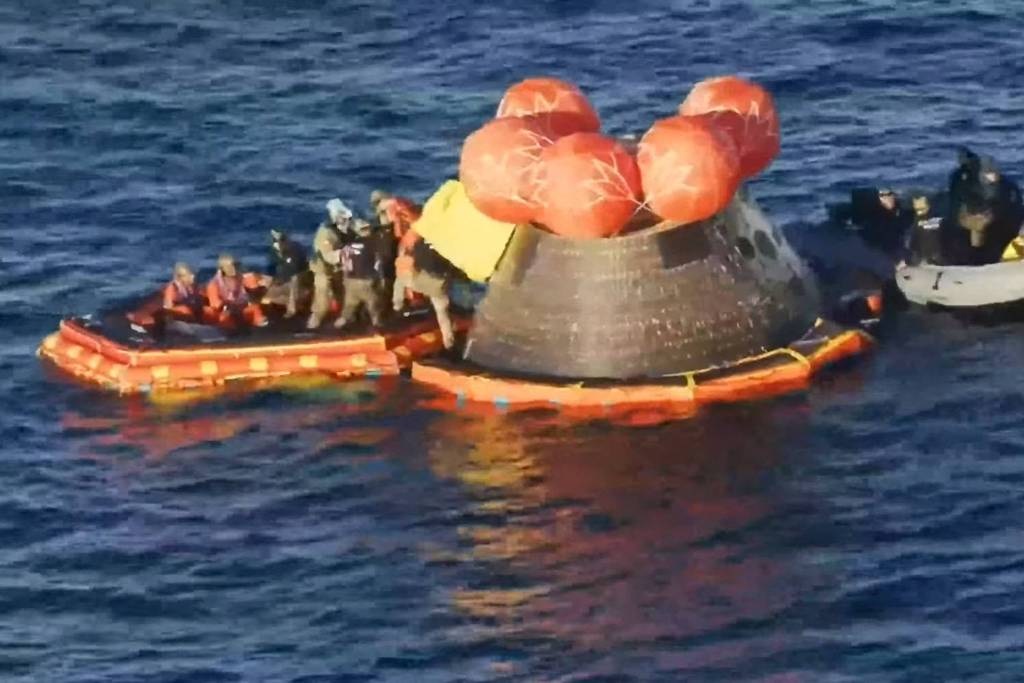 Os astronautas da missão Artemis 2 fora da cápsula