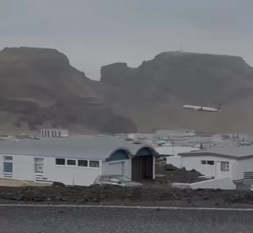 O piloto realiza voo baixo com avião comercial na Islândia