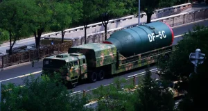 Veículo militar chinês carrega míssil intercontinental nuclear