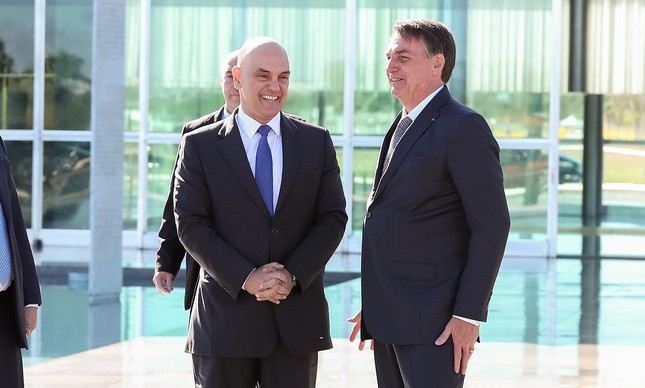 Moraes autorizou internação para cirurgia no ombro direito de Jair Bolsonaro