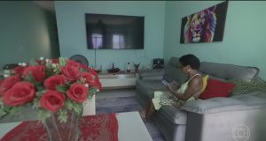 Mulher sentada em sofá