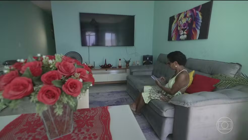 Mulher sentada em sofá