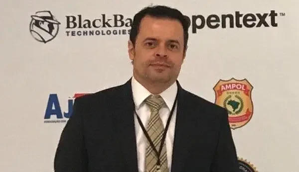 O delegado que merece comendas. Por Moisés Mendes