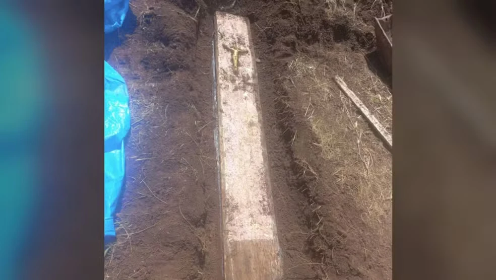 Caixão com ossada humana encontrado em quintal de morador de Três Barras