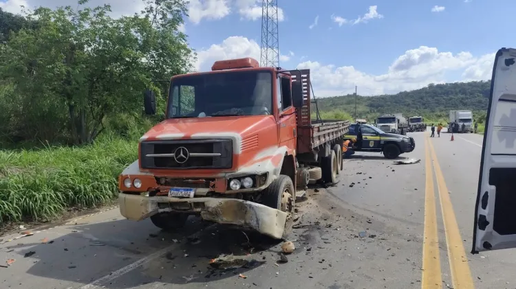 Imagem mostra o caminhão envolvido no acidente com carro da Band que deixou duas vítimas, na BR-381. 