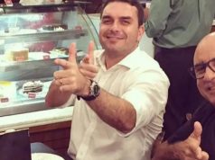 Flávio Bolsonaro fazendo arminha com as mãos