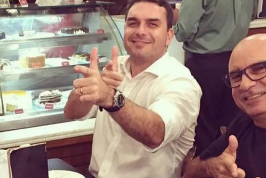 Flávio Bolsonaro fazendo arminha com as mãos