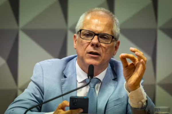 AGU suspende salário de R$ 32 mil de ex-presidente do INSS preso por fraudes