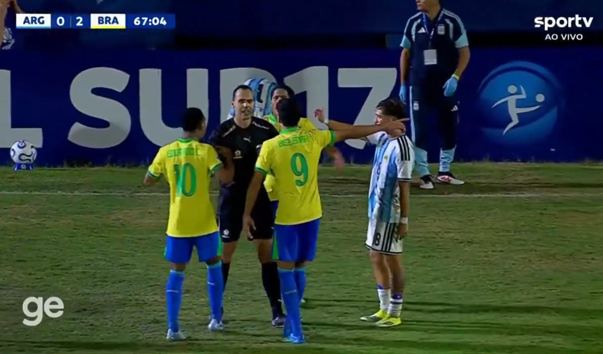 Dois jogadores do Brasil reclamam com arbitro enquanto jogador argentino acompanha
