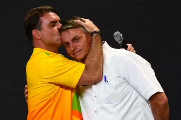 Flávio Bolsonaro promete subir a rampa do Planalto com Jair se vencer eleição