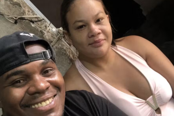 "Vai levar": Marido diz que foi impedido por PMs de socorrer mulher após tiro