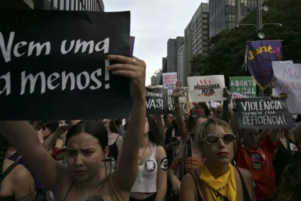 "Caso ela diga não": trend masculinista no Brasil escandaliza imprensa francesa